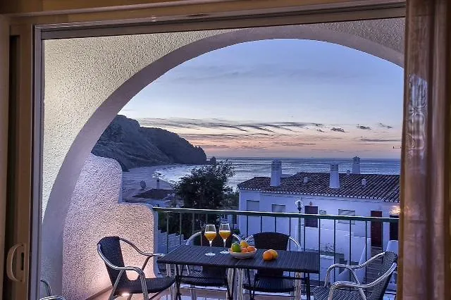 Waterside Village Daire